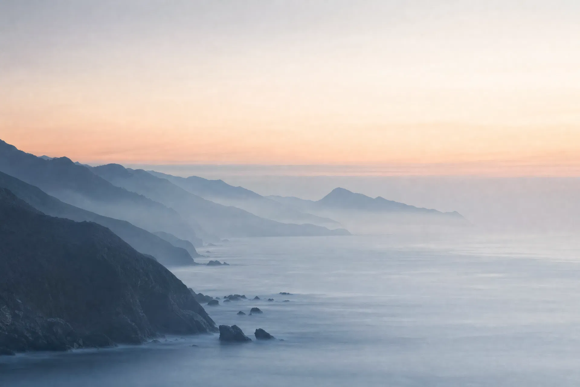 海角层叠山峦在晨雾中的风光摄影
